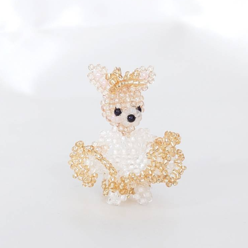 やさしい表情のうさぎのビーズ人形 ▶ 作品を見る